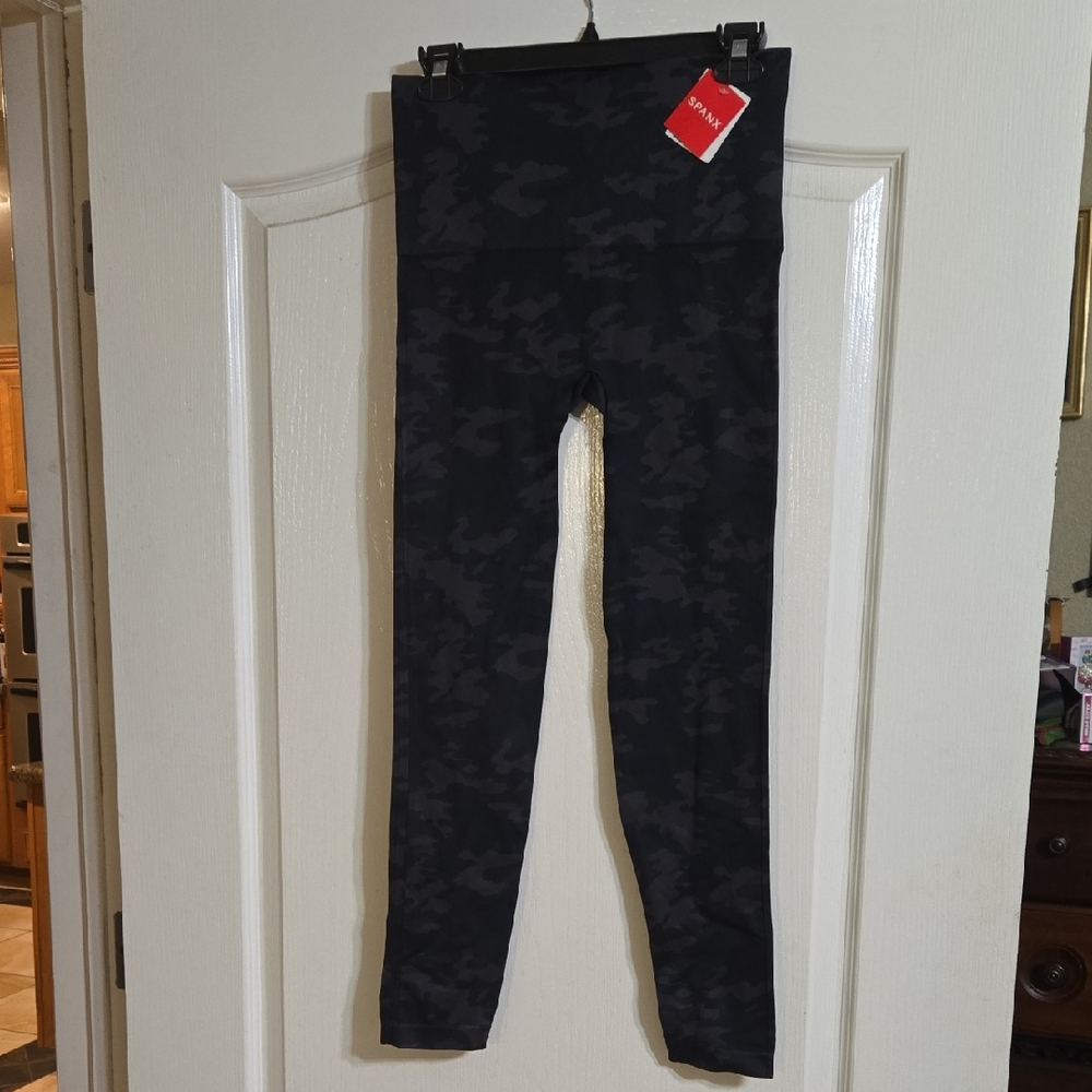 Spanx Stylish Black Camouflage Leggings